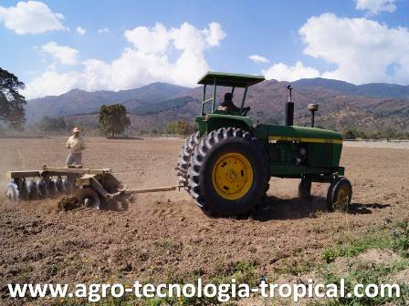 La preparacion de suelos en tierras planas se hace con tractor y rastra